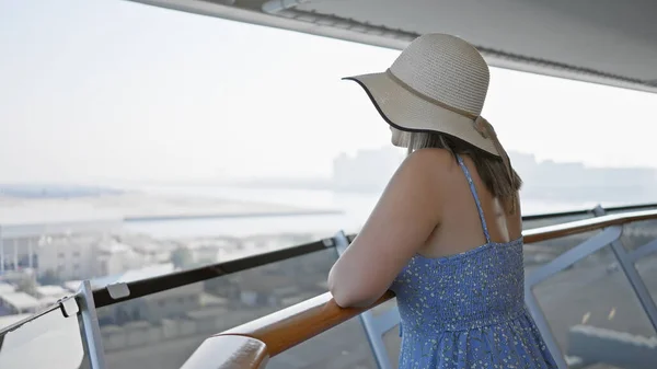 Una Giovane Donna Adulta Vestita Blu Guarda Mare Dal Ponte — Foto Stock
