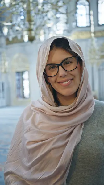 Cami Içinde Gözlük Takan Tesettürlü Genç Bir Kadın Slami Kültür — Stok fotoğraf