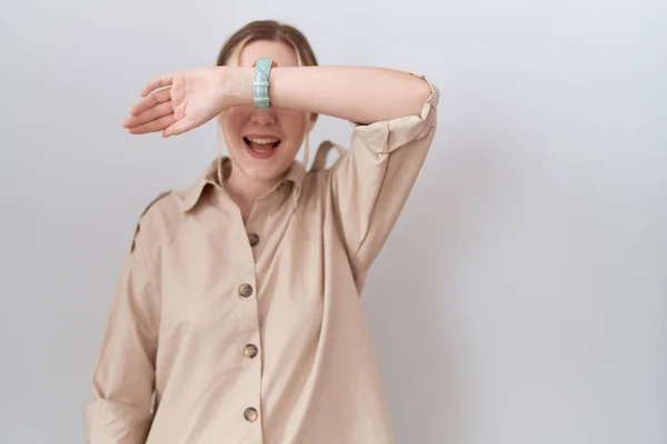 Молодая Кавказская Женщина Повседневной Рубашке Закрытыми Глазами Улыбкой Руке Веселым — стоковое фото
