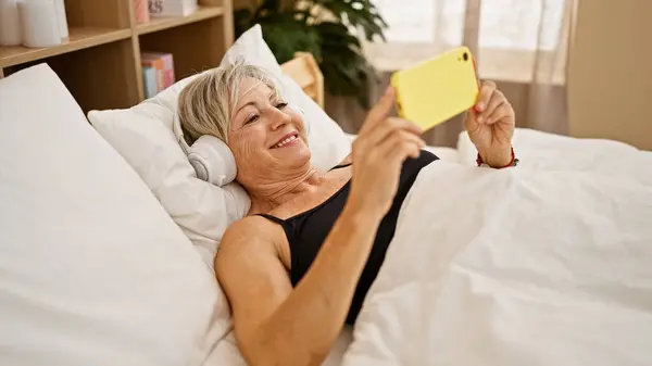 Glimlach Volwassen Latino Vrouw Met Grijs Haar Liggend Bed Met — Stockfoto