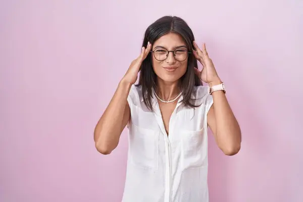 Mujer Joven Morena Pie Sobre Fondo Rosa Con Gafas Con — Foto de Stock