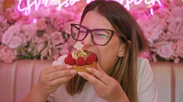 Eine Junge Frau Genießt Eine Torte Einem Rosafarbenen Café Das — Stockfoto