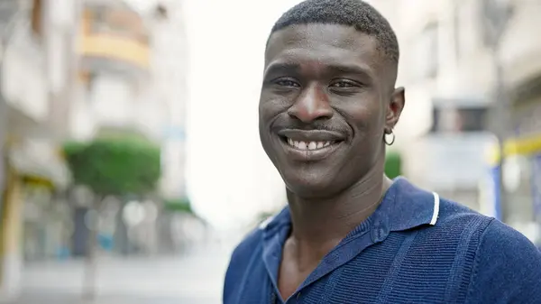 Africký Američan Usmívá Sebevědomě Stojí Ulici — Stock fotografie