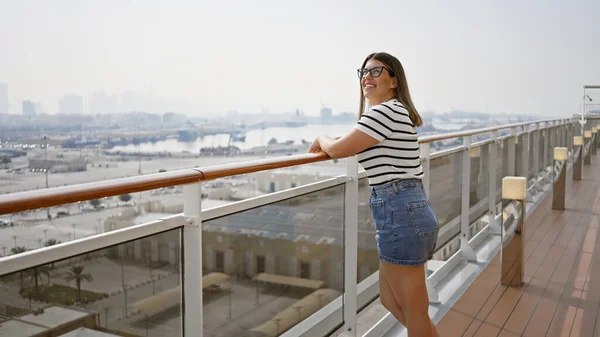 Mujer Sonriente Disfrutando Unas Vacaciones Crucero Pie Cubierta Del Barco —  Fotos de Stock