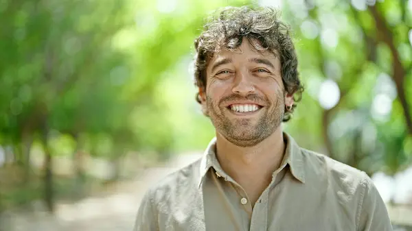 Jonge Spaanse Man Glimlacht Vol Vertrouwen Staand Het Park — Stockfoto