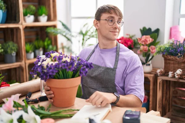 花屋で働く白人ブロンドの男性は 顔に笑顔 自然な表情で側を見つめています 自信を持って笑う — ストック写真