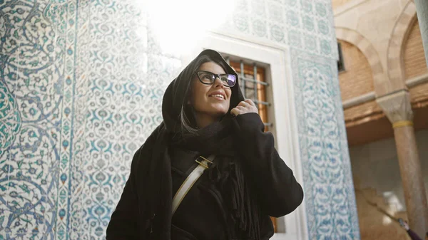 Stanbul Daki Tarihi Topkapı Sarayı Nda Gözlüklü Gülen Bir Kadın — Stok fotoğraf