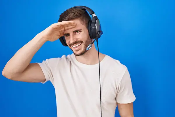 Hispanischer Mann Mit Bart Der Musik Hört Mit Kopfhörern Sehr — Stockfoto