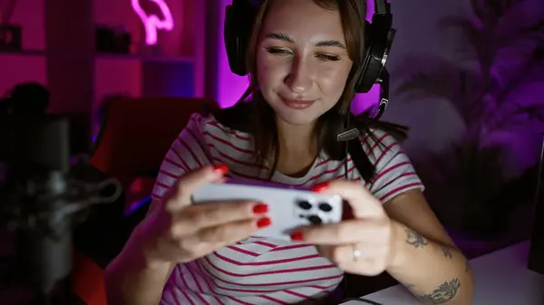 Een Gefocuste Jonge Vrouw Die Nachts Videospelletjes Speelt Een Donkere — Stockfoto