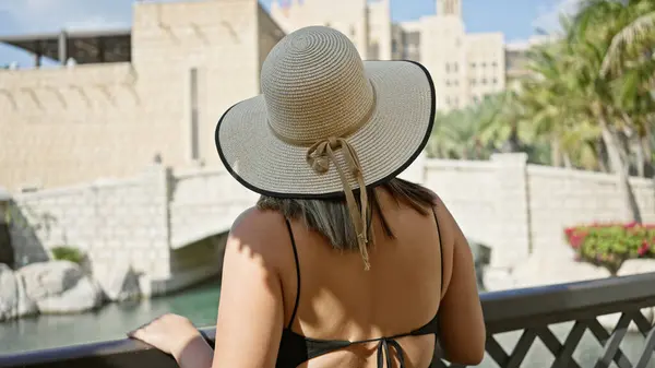 Una Joven Vestida Con Sombrero Sol Relaja Madinat Jumeirah Con —  Fotos de Stock