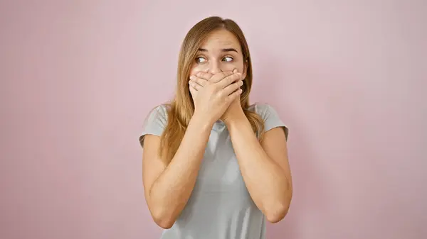 Wow Cheerful Young Blonde Woman Amazed Covering Mouth Hands Standing — Stock Photo, Image