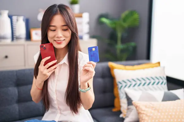 Young Chinese Woman Using Smartphone Credit Card Sitting Sofa Home — Stockfoto