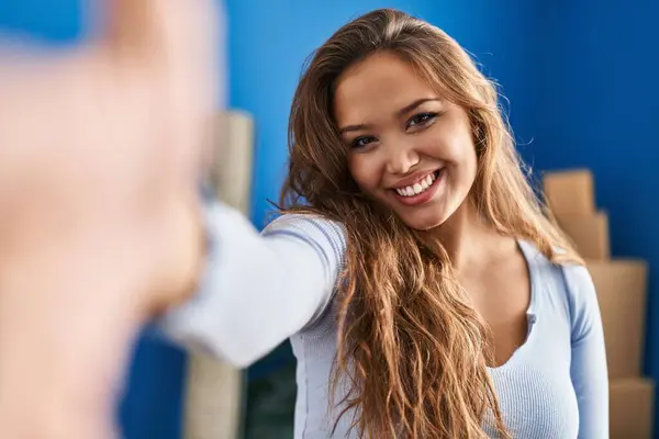 Wanita Cantik Hispanik Muda Tersenyum Percaya Diri Membuat Selfie Dengan — Stok Foto