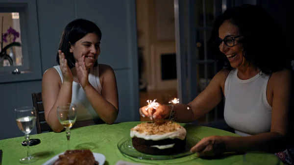 Duas Mulheres Provavelmente Mãe Filha Comemoram Dentro Casa Com Bolo — Fotografia de Stock