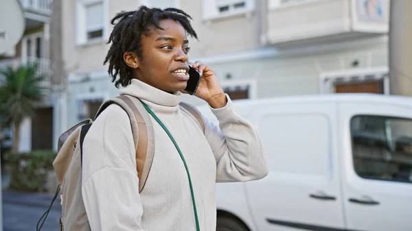 Een Jonge Afro Amerikaanse Vrouw Met Dreadlocks Praat Een Telefoon — Stockfoto