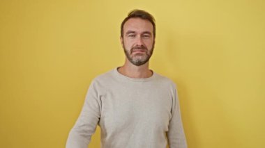 Yakışıklı, orta yaşlı, İspanyol bir gözünü şakayla kaplayan, yüzünde izole edilmiş sarı arka plana karşı kendine güvenen bir gülümseme. Eğlenceli, arsız bir portre..