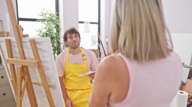 İki tutkulu sanatçı, sevgili sanat stüdyolarında bir sonraki başyapıtları için boya fırçalarını zevkle seçiyorlar.