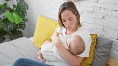 Kendine güvenen anne, eğlenceli anların tadını çıkarıyor, yatakta oturuyor, güzel kızına rahat yatak odasında uykusunun mutluluğunu diliyor. Sıradan, mutlu aile yaşam tarzının mükemmel ifadesi..