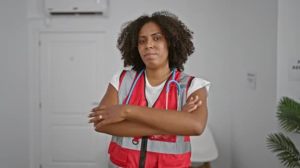 Zwarte Vrouwelijke Paramedicus Een Gang Glimlachend — Stockvideo