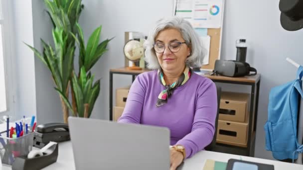 Sorrindo Mulher Madura Feliz Trabalhando Escritório Moderno Com Laptop Planta — Vídeo de Stock