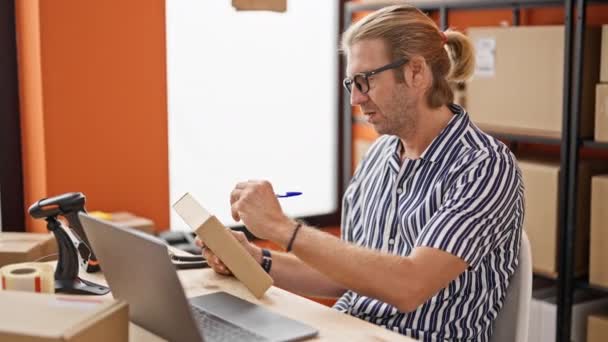 Homem Com Cabelos Longos Trabalha Laptop Escritório Armazém Cercado Por — Vídeo de Stock