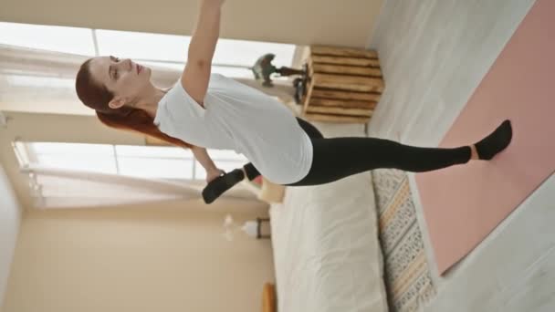 Una Joven Forma Que Estira Dormitorio Luminoso Casa Practicando Yoga — Vídeos de Stock