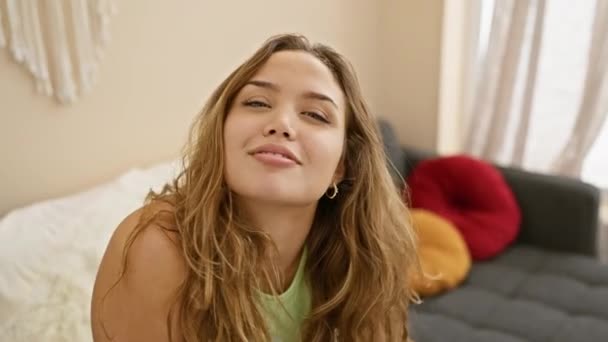 Urocza Młoda Latynoska Kobieta Luźnym Ubraniu Dmuchająca Seksowny Pocałunek Kamery — Wideo stockowe