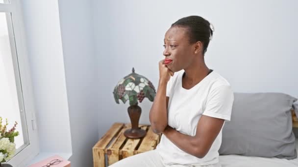 Asustada Ansiosa Estresada Mujer Afroamericana Mordiendo Nerviosamente Las Manos Acostada — Vídeos de Stock