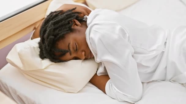 非洲裔美国妇女 满身恐惧 睡在一张白色的床上 在卧室里平静祥和 — 图库视频影像