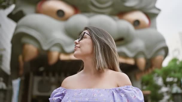 Mujer Hispana Segura Alegre Hermosa Con Gafas Posando Mirando Alrededor — Vídeos de Stock
