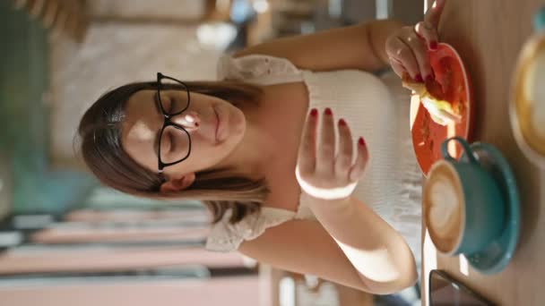 Portrét Krásné Hispánské Ženy Která Užívá Lahodný Croissant Vidět Tuto — Stock video