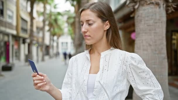 Удумлива Молода Жінка Білій Блузці Тримає Кредитну Картку Міській Вулиці — стокове відео