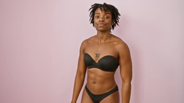 Sonrisa Confiada Una Joven Negra Con Rastas Posando Naturalmente Lencería — Vídeos de Stock
