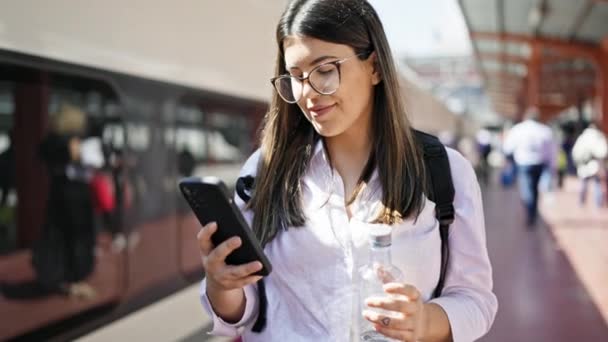 Jovem Bela Mulher Hispânica Andando Pela Ferrovia Usando Smartphone Estação — Vídeo de Stock