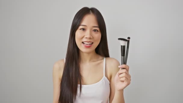 Opgewonden Jonge Chinese Vrouw Make Borstel Overwinning Juichen Zelfverzekerde Schoonheid — Stockvideo