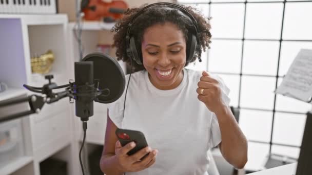 Cantante Afroamericana Estudio Música Con Micrófono Smartphone — Vídeos de Stock