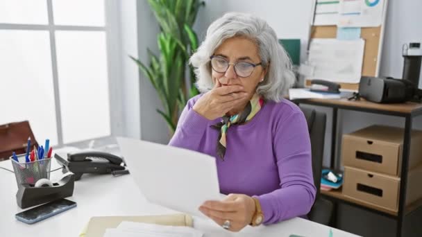 Starší Šedovlasá Žena Kanceláři Čtení Dokumentů Telefonem Pera Kancelářské Potřeby — Stock video