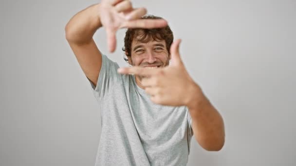 Sıradan Tişörtler Içinde Genç Bir Adamı Işıldatmak Ellerle Fotoğraf Çerçevesi — Stok video