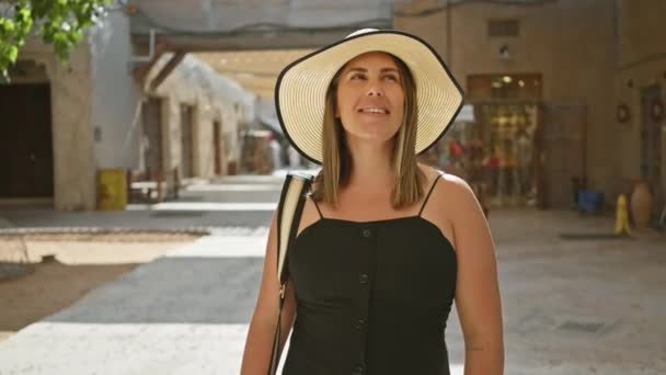 Uma Mulher Sorrindo Chapéu Sol Explora Souk Tradicional Dubai Exalando — Vídeo de Stock