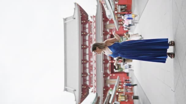 Радісна Іспаномовна Жінка Окулярах Відкритими Руками Дивлячись Навколо Храму Токіо — стокове відео