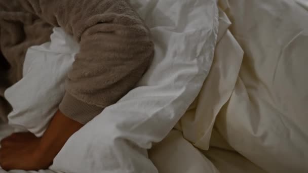 Ontspannen Vrouw Liggend Bed Met Gesloten Ogen Omgeven Door Pluche — Stockvideo