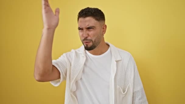Ung Aningslös Arab Man Armar Skakig Gest Står Isolerad Gul — Stockvideo