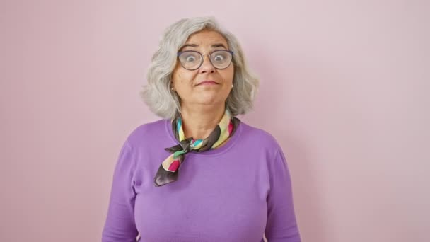 Mujer Alegre Mediana Edad Con Pelo Gris Gafas Que Hacen — Vídeos de Stock