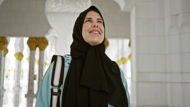 Uma Mulher Sorridente Hijab Admira Arquitetura Islâmica Uma Mesquita Abu — Vídeo de Stock