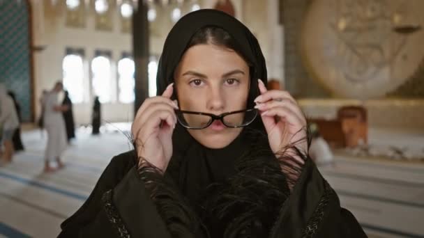 Портрет Улыбающейся Женщины Очках Хиджабе Мечети Демонстрирующий Культурные Религиозные Архитектурные — стоковое видео