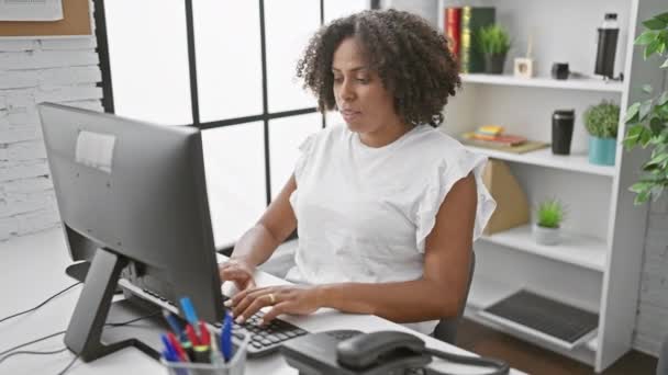 Ofiste Bilgisayarla Çalışan Afrikalı Amerikalı Kadın — Stok video