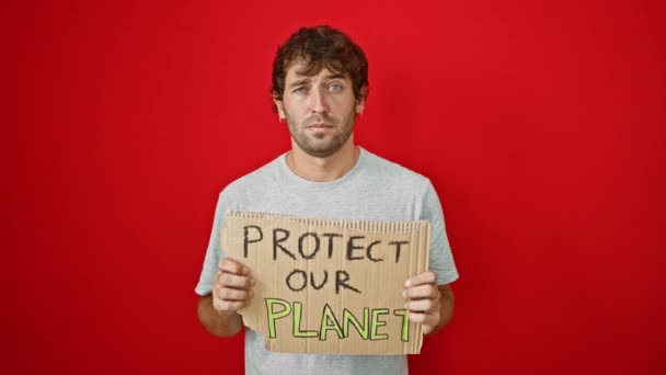 Grumpy Jongeman Grijpen Beschermen Onze Planeet Banner Fronsen Sceptisch Met — Stockvideo