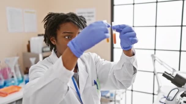 Uma Mulher Afro Americana Focada Analisa Amostras Testes Enquanto Trabalha — Vídeo de Stock