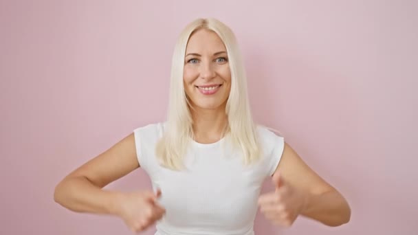 Радостная Молодая Блондинка Подает Большой Палец Вверх Жестом Весело Улыбаясь — стоковое видео