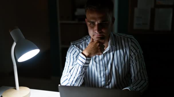 Pensativo Hombre Hispano Trabajando Hasta Tarde Oficina Con Portátil Lámpara — Vídeos de Stock